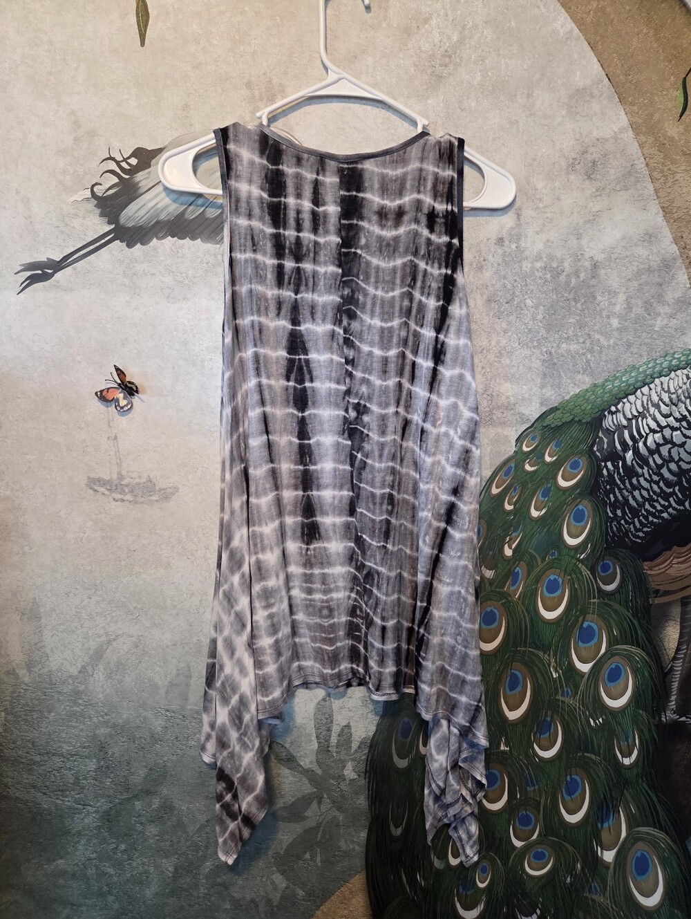 Sleeveless Tie-Dye Handkerchief Hem Top - Gray/White